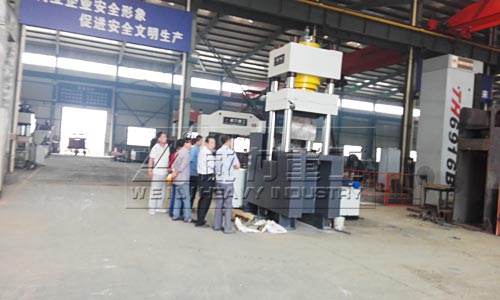 臥式液壓機加工生產車間