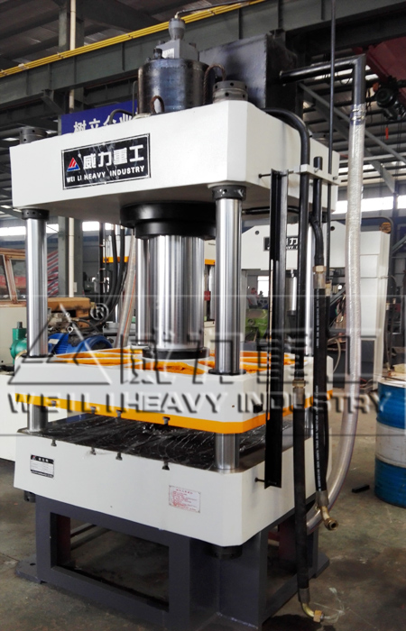 樹脂井蓋成型四柱液壓機(jī)實(shí)景圖