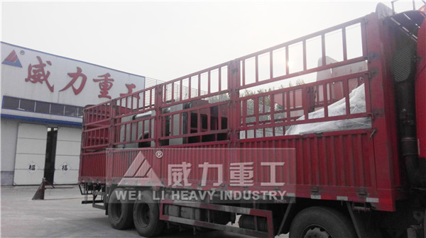 鐵皮壓花拉伸四柱液壓機裝車發貨