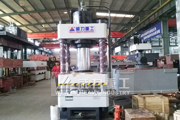 三梁四柱液壓機生產車間