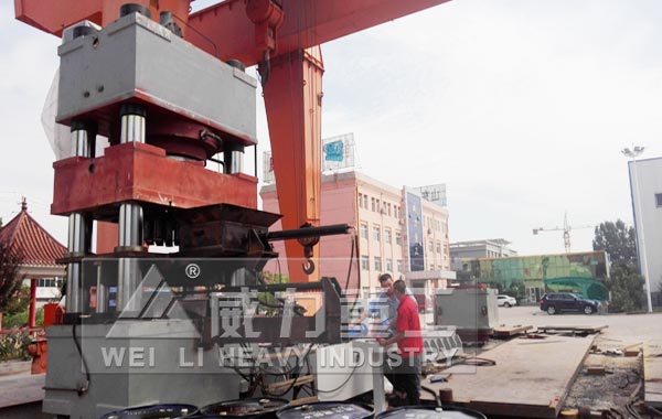 2500噸三梁四柱液壓機加工現場