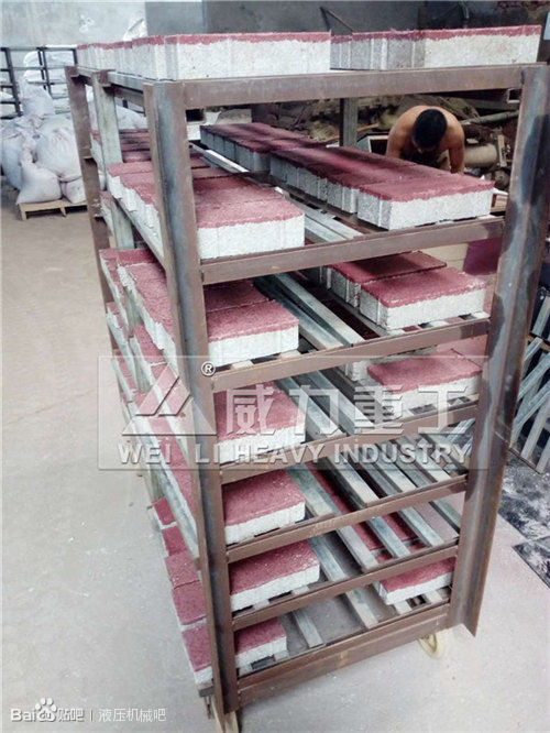 耐火磚壓制成型