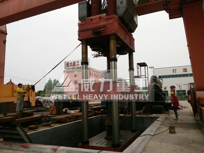 2500噸玻璃鋼化糞池液壓機在車間調試中