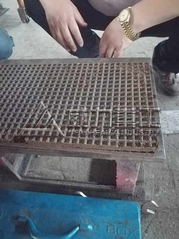 山東威力重工車間調試育苗床液壓機過程