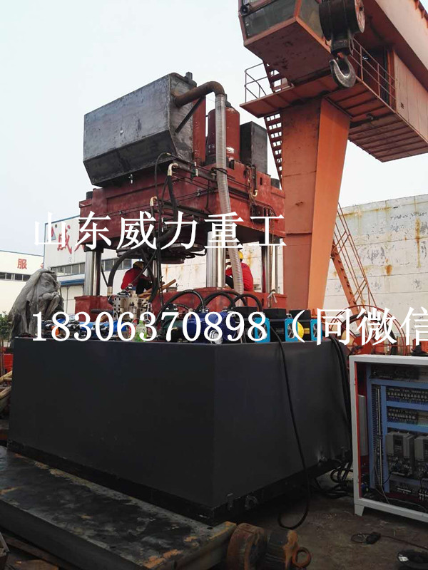 大型三梁四柱液壓機加工生產現場