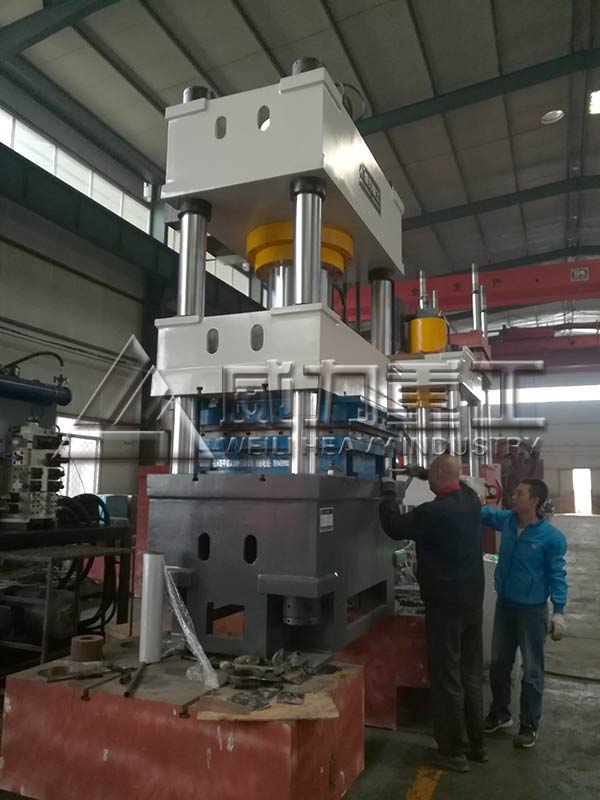 不銹鋼水箱液壓機調(diào)試試機