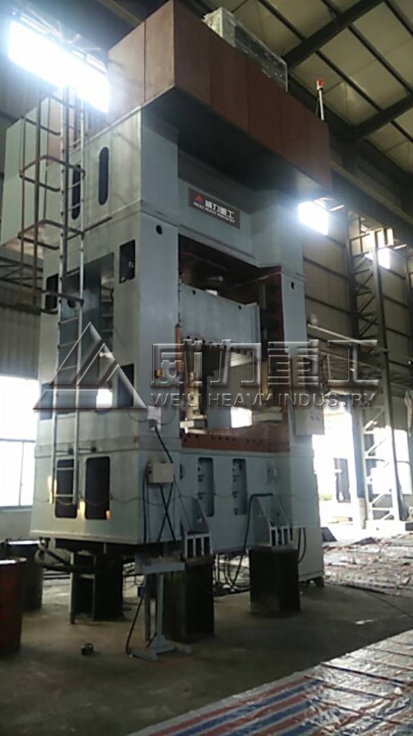 框架式液壓機的加工生產車間