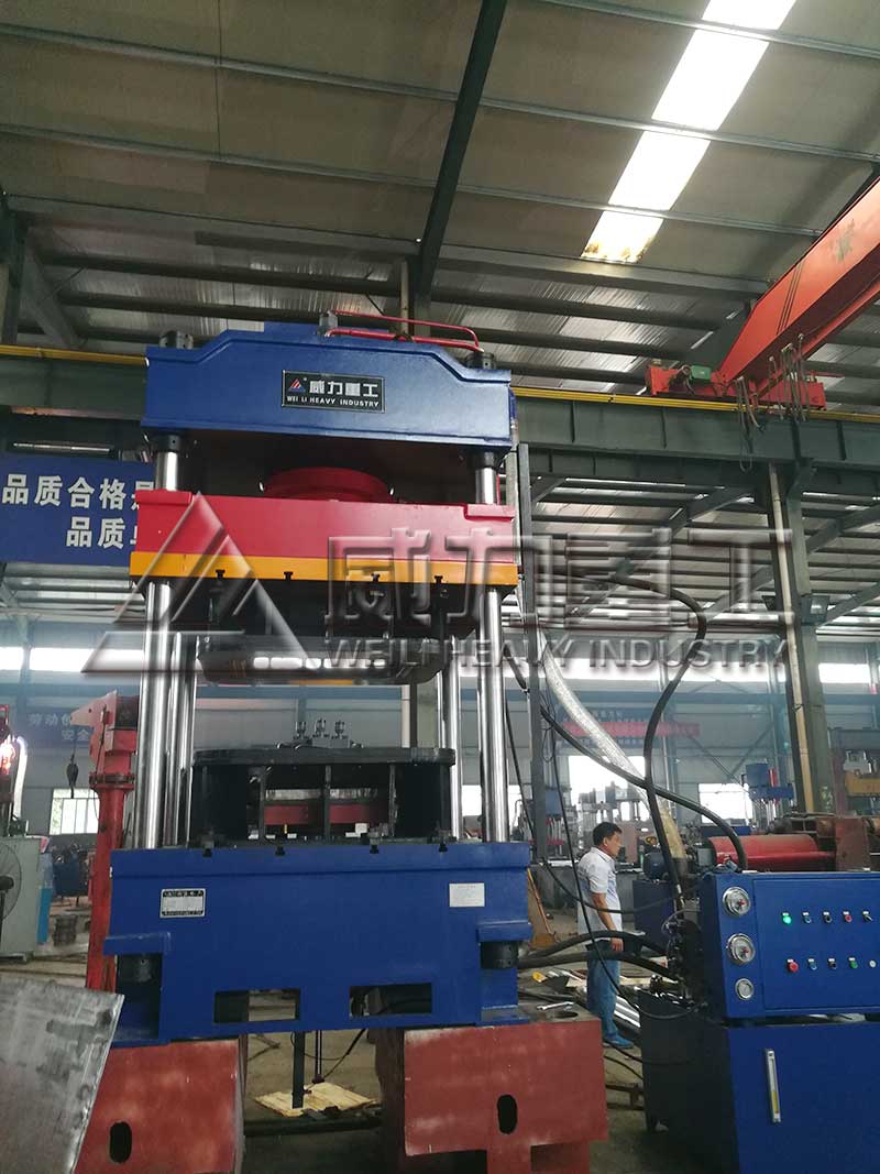 灰斗車成型液壓機的加工現場