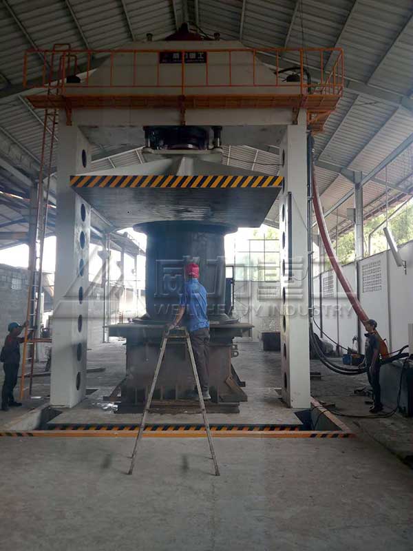 1000噸龍門液壓機使用現場