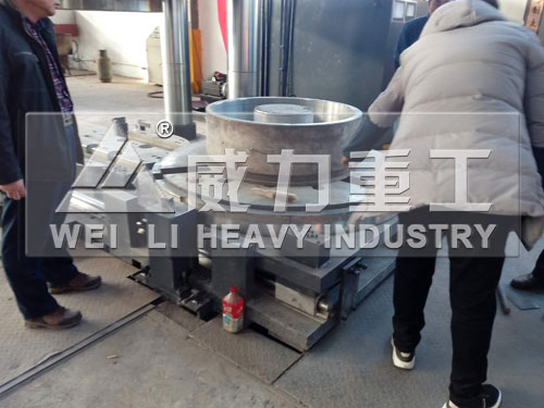 砂輪成型液壓機試機現場