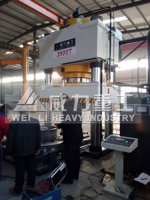 砂輪成型液壓機的加工現場