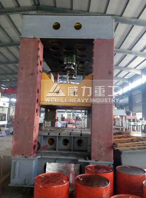 框架式液壓機(jī)加工現(xiàn)場