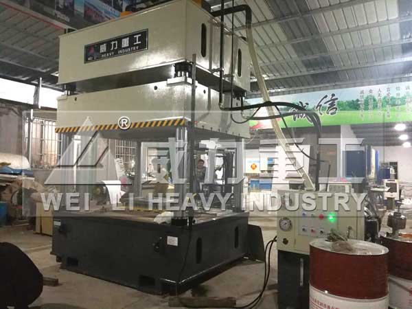 不銹鋼櫥柜門(mén)壓花液壓機(jī)