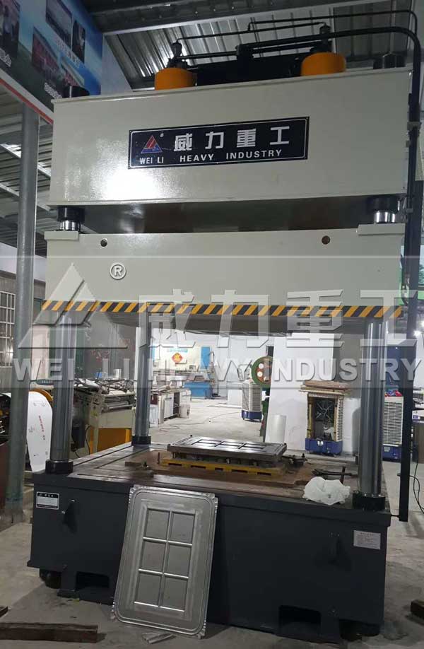 400噸三梁四柱液壓機(jī)試機(jī)成功