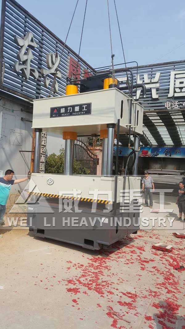 400噸四柱液壓機(jī)已經(jīng)送達(dá)客戶車間