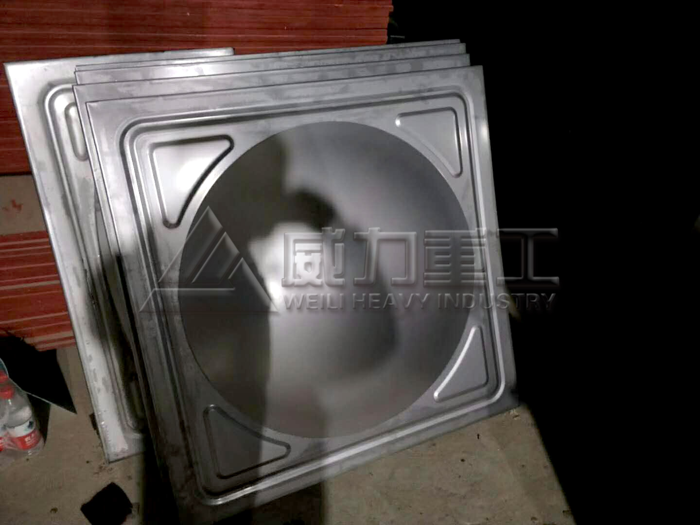 客戶現(xiàn)場(chǎng)壓制的不銹鋼水箱