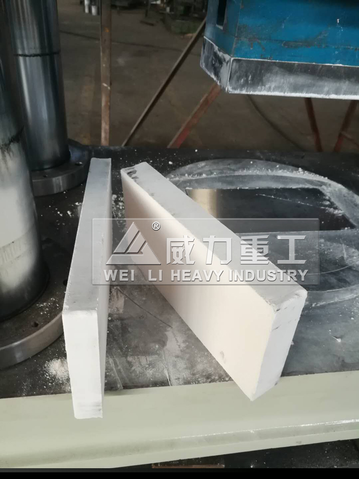 250噸液壓機(jī)試機(jī)壓制粉末成品