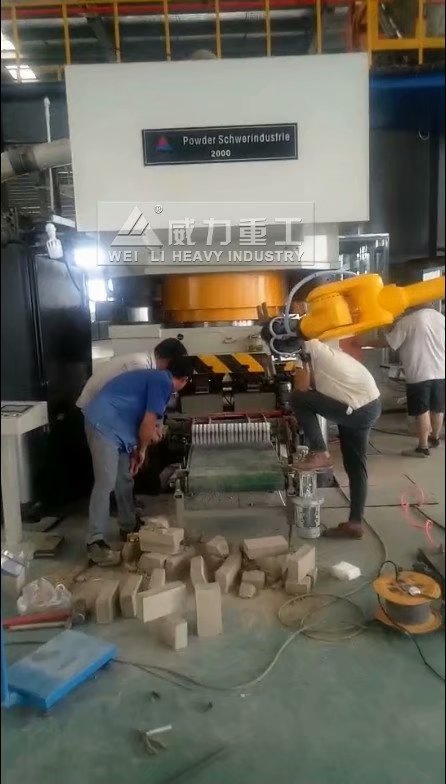 1000噸液壓機客戶生產現場（配置機械手）