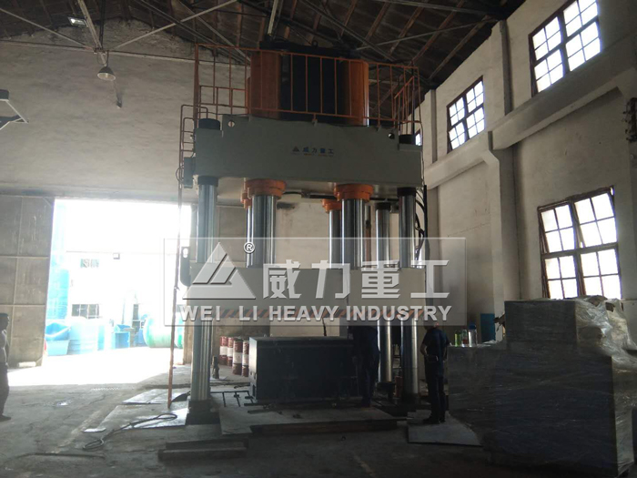 2000噸碳纖維模壓液壓機客戶使用現場