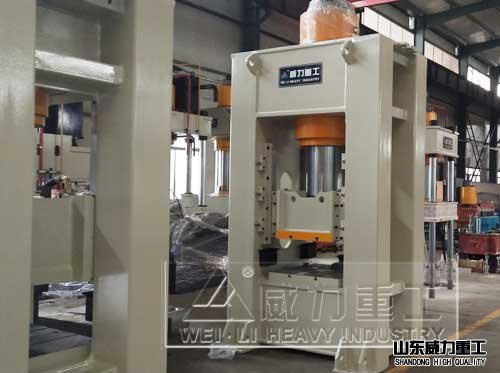 500噸框架式液壓機客戶生產現場1