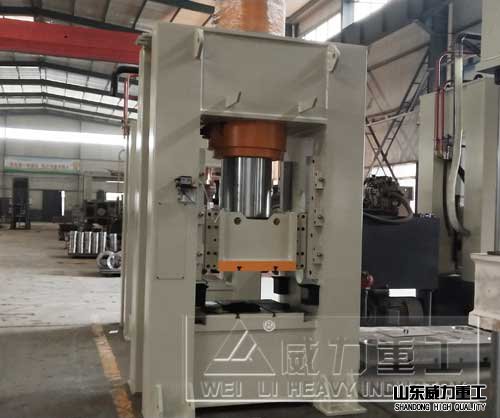 500噸框架式液壓機客戶生產現場2