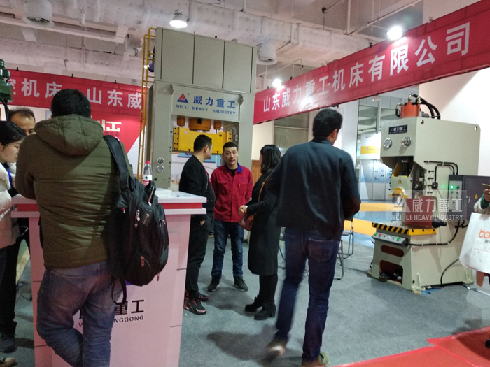 客戶咨詢液壓機廠家參展機器