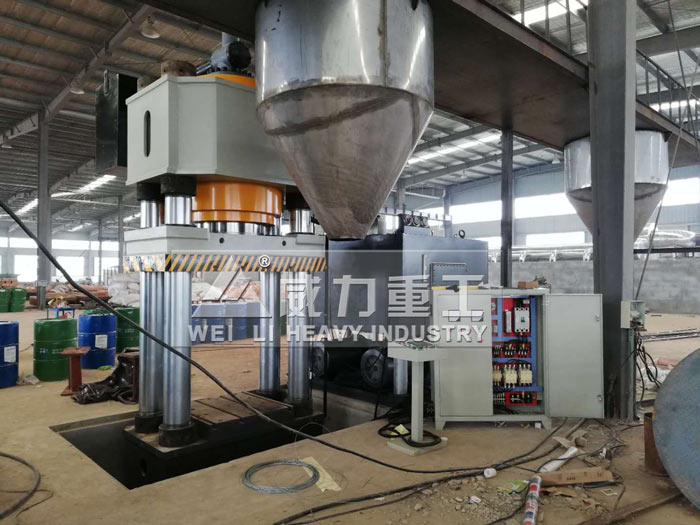 客戶現場使用1000噸耐火磚成型液壓機