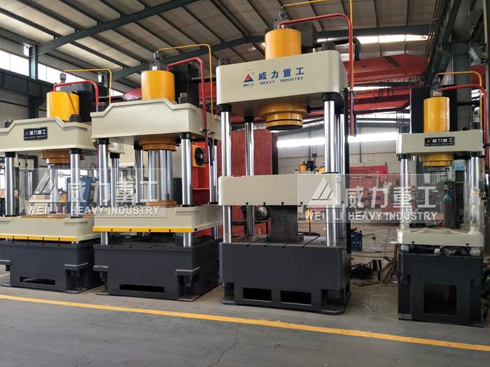 山東威力重工液壓機生產(chǎn)車間