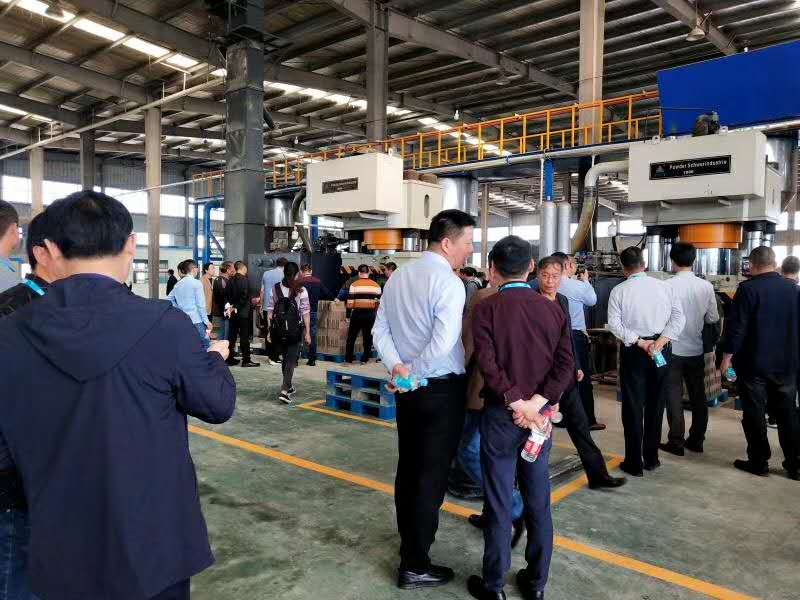 1000噸粉末成型液壓機客戶現場