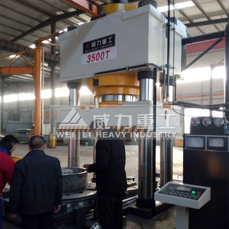 2000噸砂輪成型液壓機生產現場