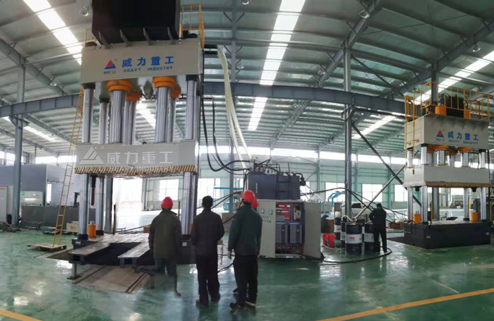 玻璃鋼化糞池四柱液壓機加工現場