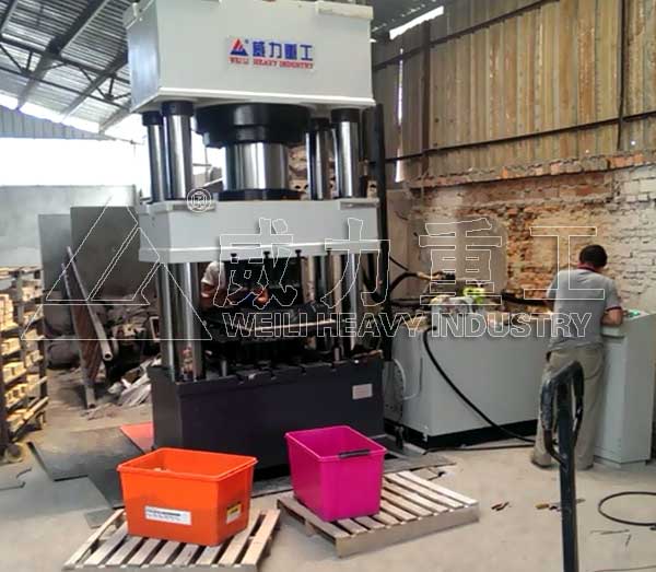 1200噸四柱液壓機(jī)耐火磚液壓機(jī)客戶(hù)使用現(xiàn)場(chǎng)