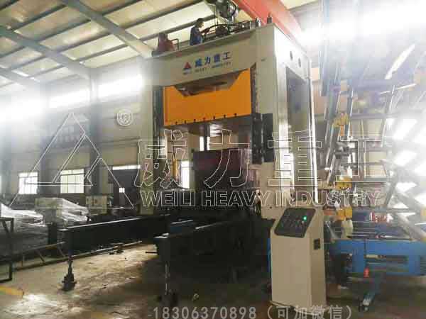 框架式汽車內飾件液壓機加工現場