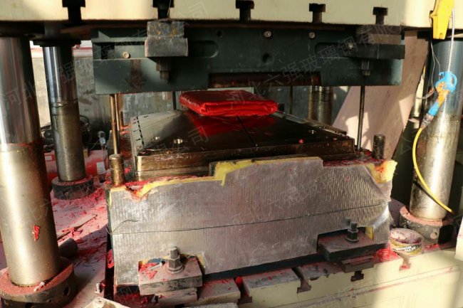 500噸玻璃鋼電表箱液壓機模壓工藝過程