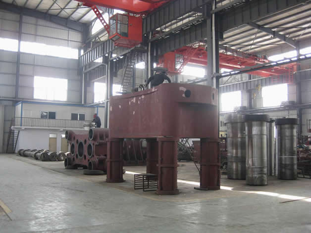 四柱熱段液壓機加工現場