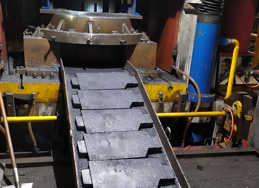 金屬配重塊熱壓成型液壓機(jī)加工現(xiàn)場