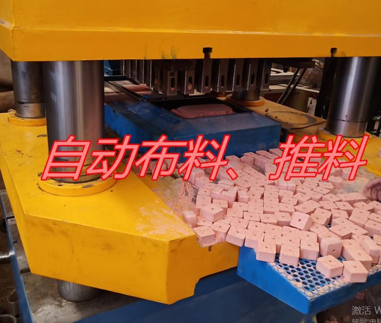 魚餌壓塊機客戶使用現(xiàn)場