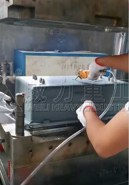 地鐵箱體模壓成型加工現(xiàn)場(chǎng)