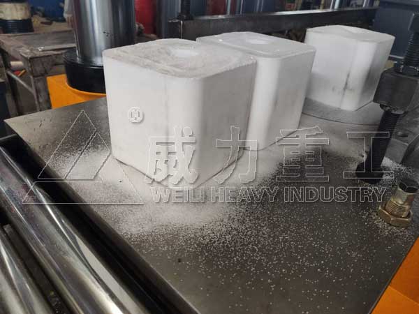 壓制成型舔鹽塊產品