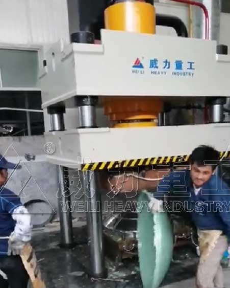 客戶使用500噸四柱液壓機模壓玻璃鋼化糞池封頭現場