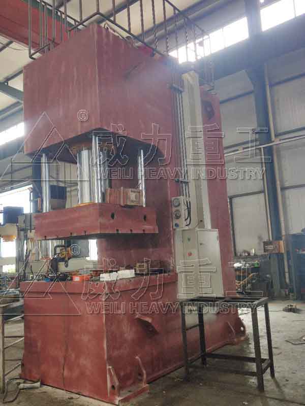 500噸單臂液壓校直機(jī)車間加工生產(chǎn)中