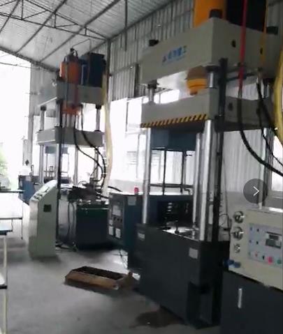 客戶一次采購兩臺200噸生產頭盔的機器設備