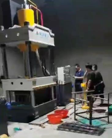 復(fù)合漏糞板液壓機(jī)客戶使用現(xiàn)場