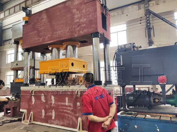 1000噸二梁四柱液壓機車間完成生產