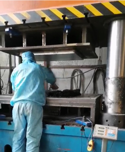 1000噸SMC成型pp板模壓液壓機使用現場