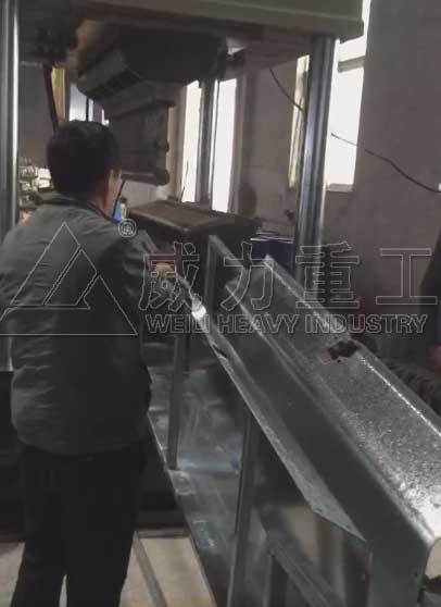 高速防撞護欄拉伸成型現場