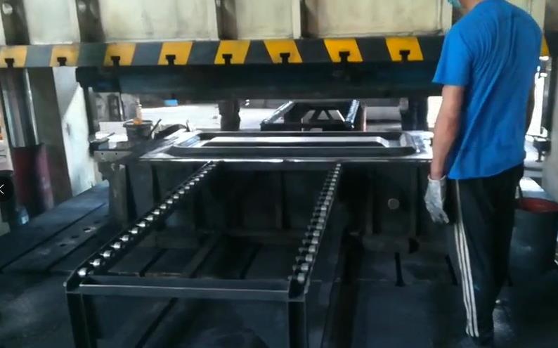 火車門厚板生產中