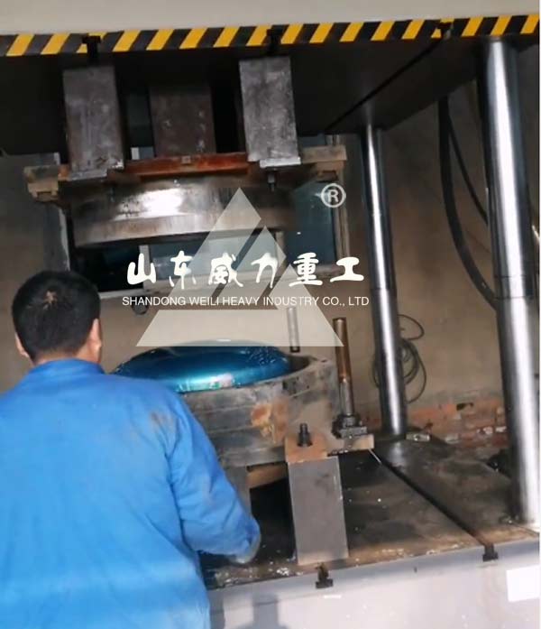 500噸四柱液壓機拉伸保溫桶內(nèi)膽封頭