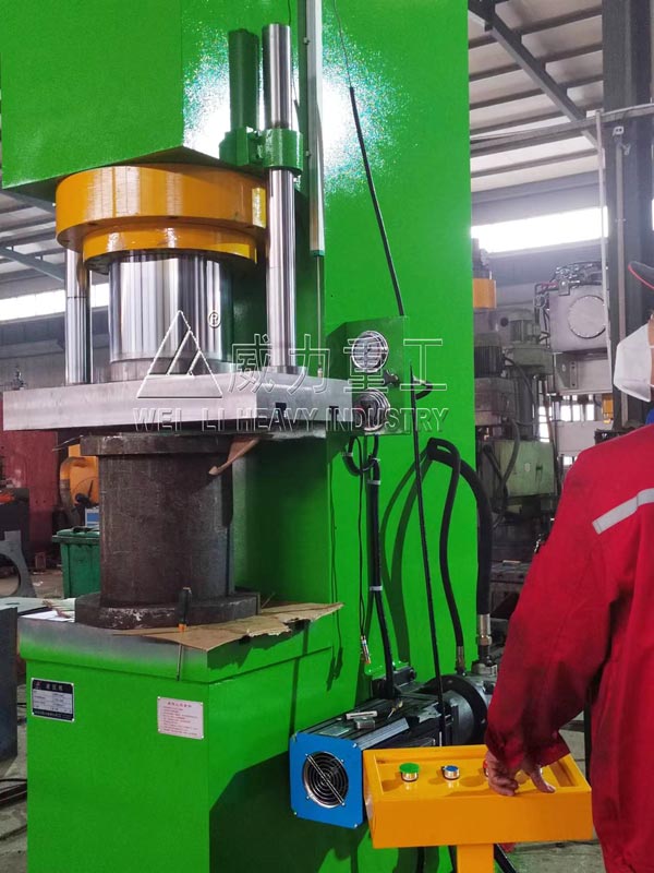 新能源汽車(chē)配件用315噸單柱液壓機(jī)調(diào)試