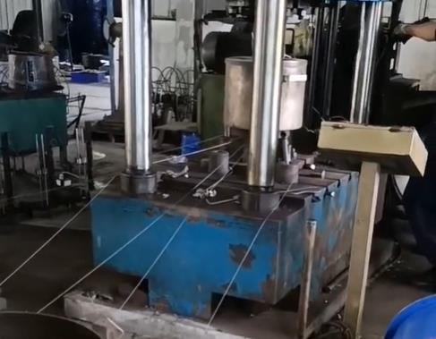 焊絲擠壓加工現場